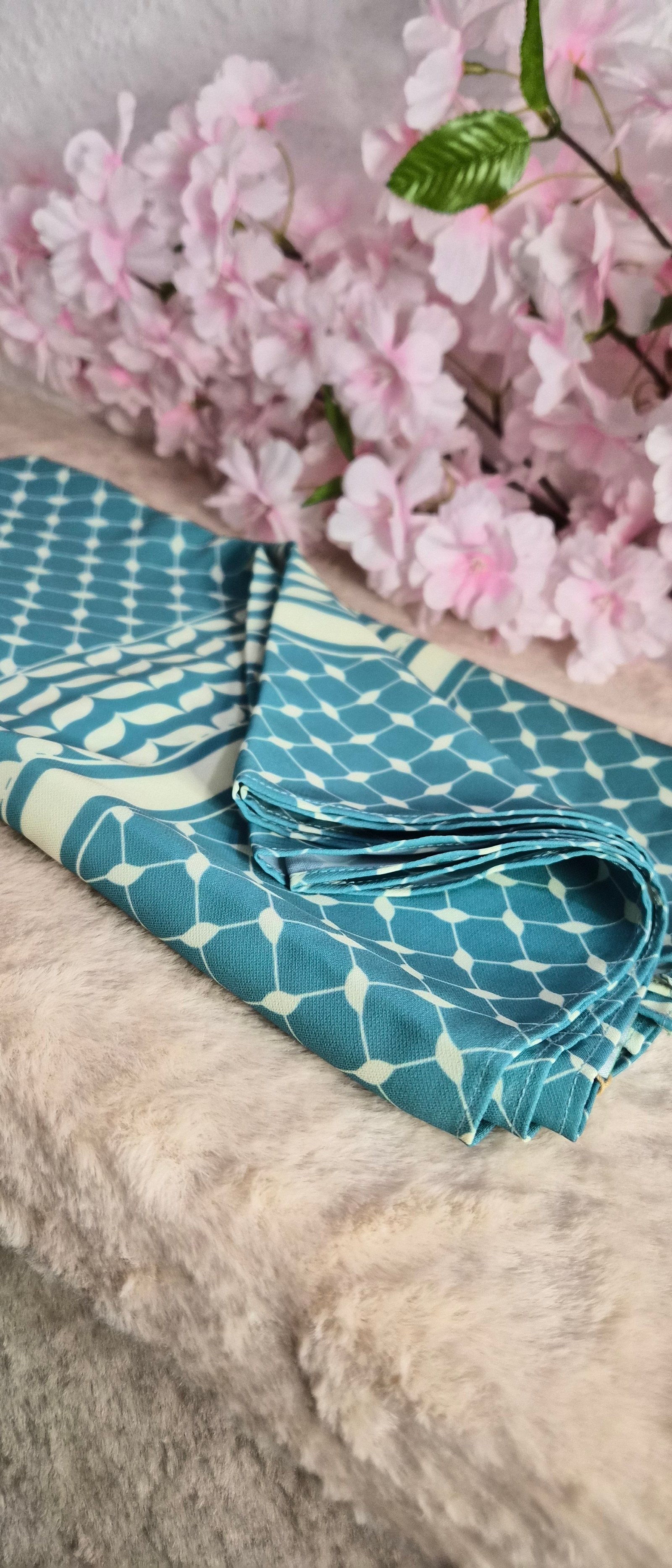 Palästina-Hijab Türkis-Creme mit Keffiyeh-Muster