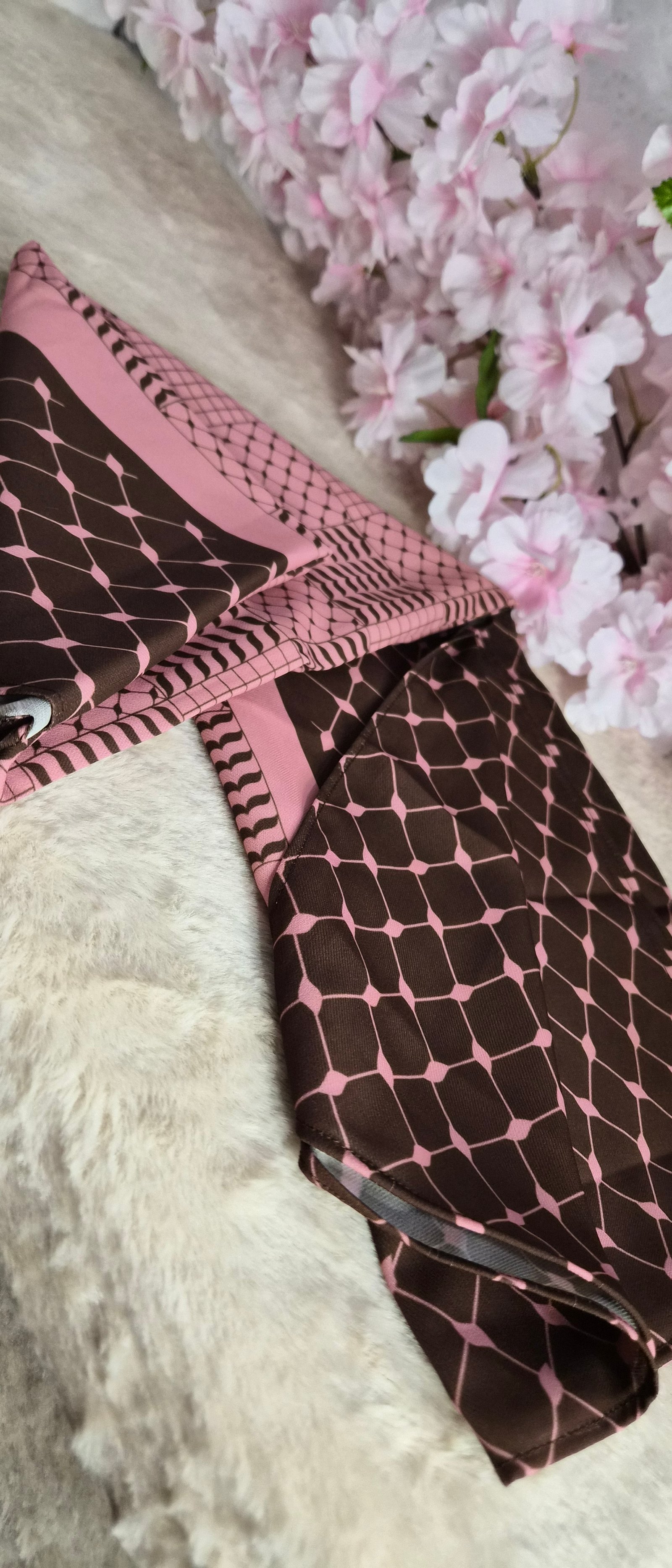 Keffiyeh Hijab Rosa-Schwarz – Diamond Georgette