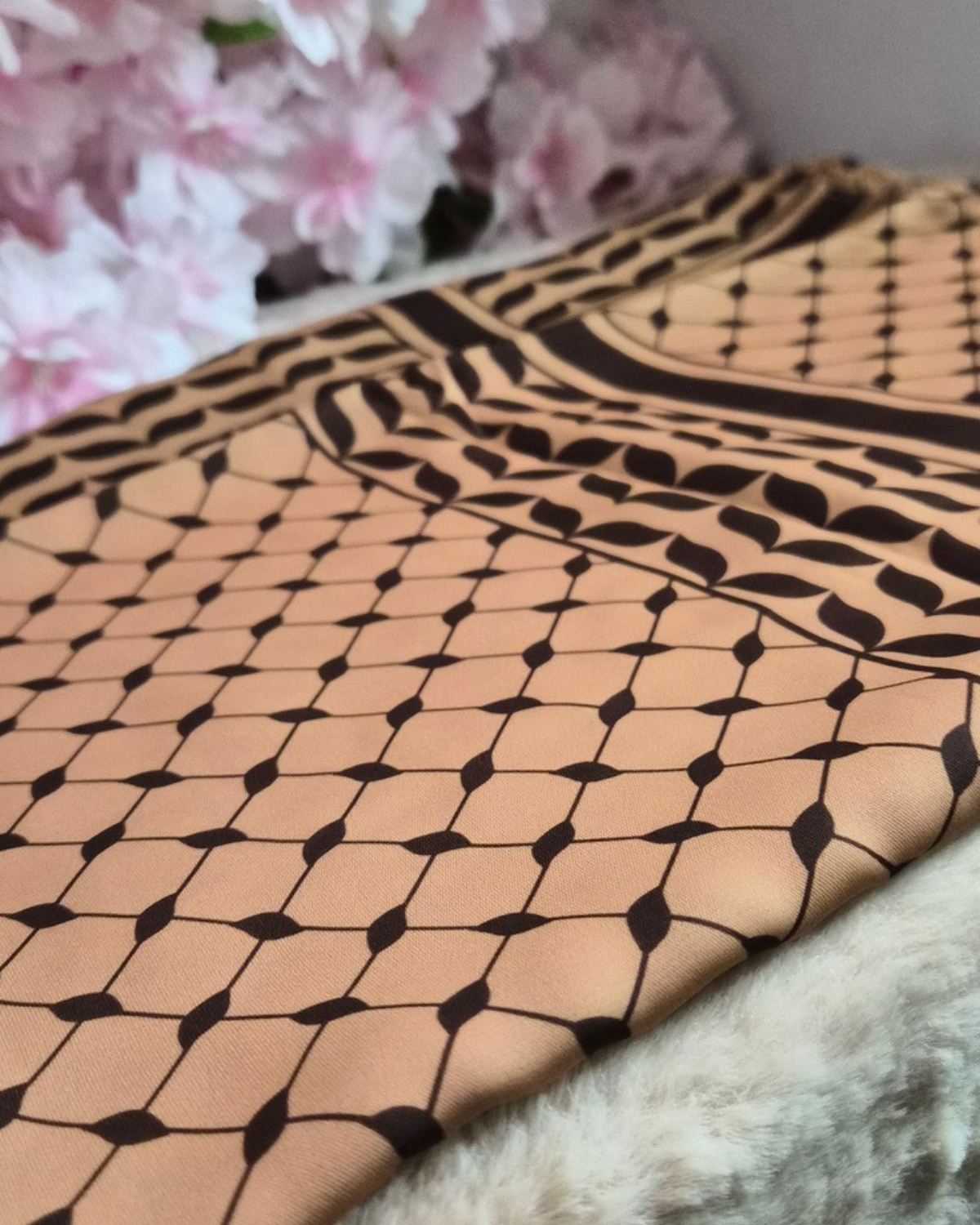 Keffiyeh Hijab Beige-Braun – Premium Diamond Georgette